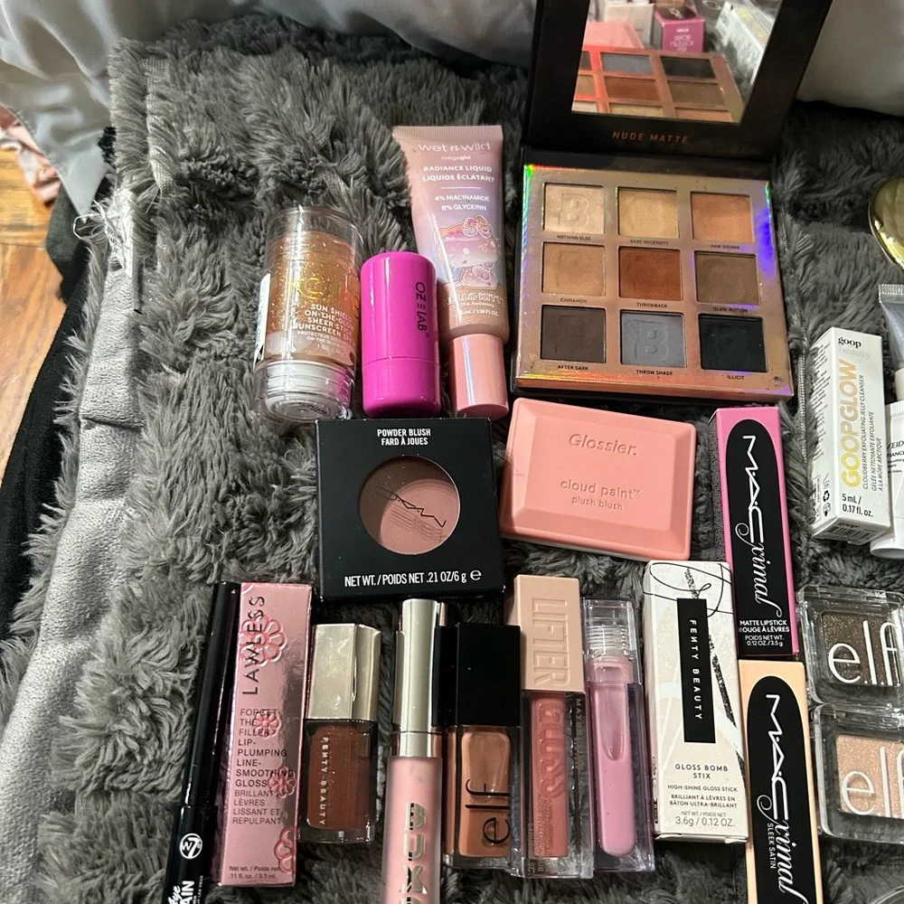 36pc Makeup lot - Picture 5 of 10